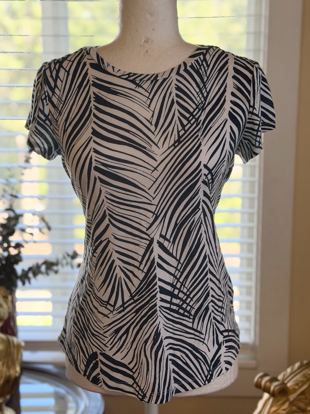 Liz Claiborne Black & White Short Sleeve Printed Top
